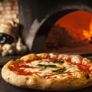 MISSÃO: ENCONTRAR A MELHOR PIZZA DE NÁPOLES - O desafio está lançado. A missão exige coragem, fome e zero culpa na consciência. A cada fatia, uma nova teoria.