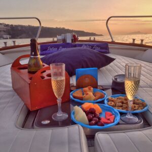 PASSEIO DE BARCO NA COSTA AMALFITANA COM CARA DE RIQUEZA: Óculos escuros, paisagem cinematográfica e absolutamente zero intenção de se mover rápido.