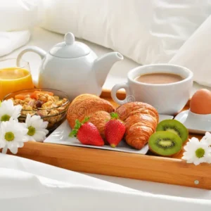 CAFÉ DA MANHÃ NA CAMA SEM LOUÇA PARA LAVAR: Acordar tarde, comer bem e continuar deitado. Dias de luta, dias de glórias, meus amigos!