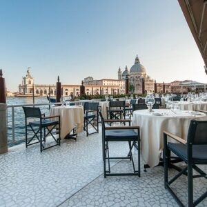 ALMOÇO ESPECIAL EM VENEZA COM VISTA PARA OS CANAIS: Um restaurantezinho charmoso, uma massa feita na hora e gôndolas passando como se estivéssemos num filme